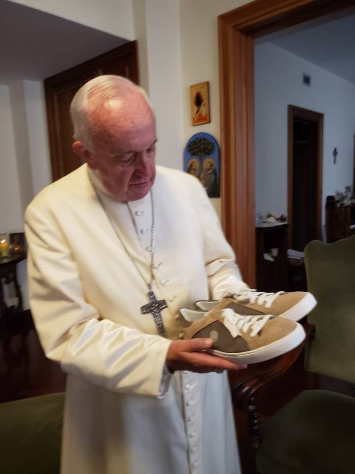 Las zapatillas que el Papa agradeció recibir con un audio de Whatsapp