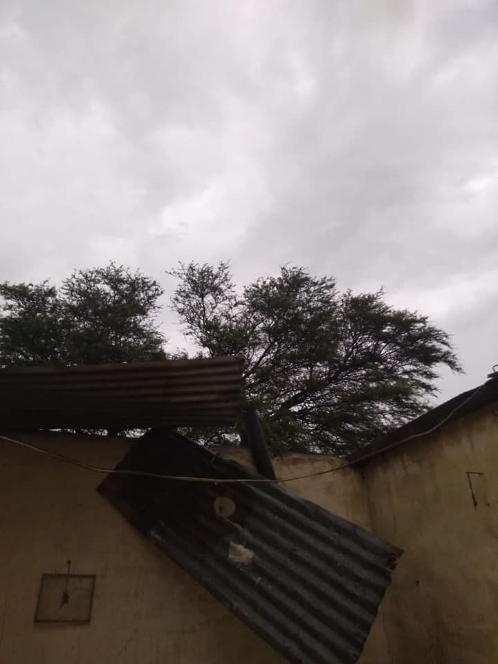 Villa Sarmiento sin luz, techos volados y árboles caídos