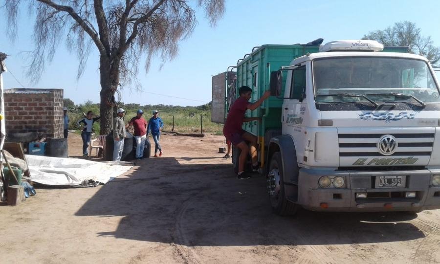 Gracias a la colaboración de un transportista, Cabrera Solidaria envió ayuda a un paraje del monte santiagueño