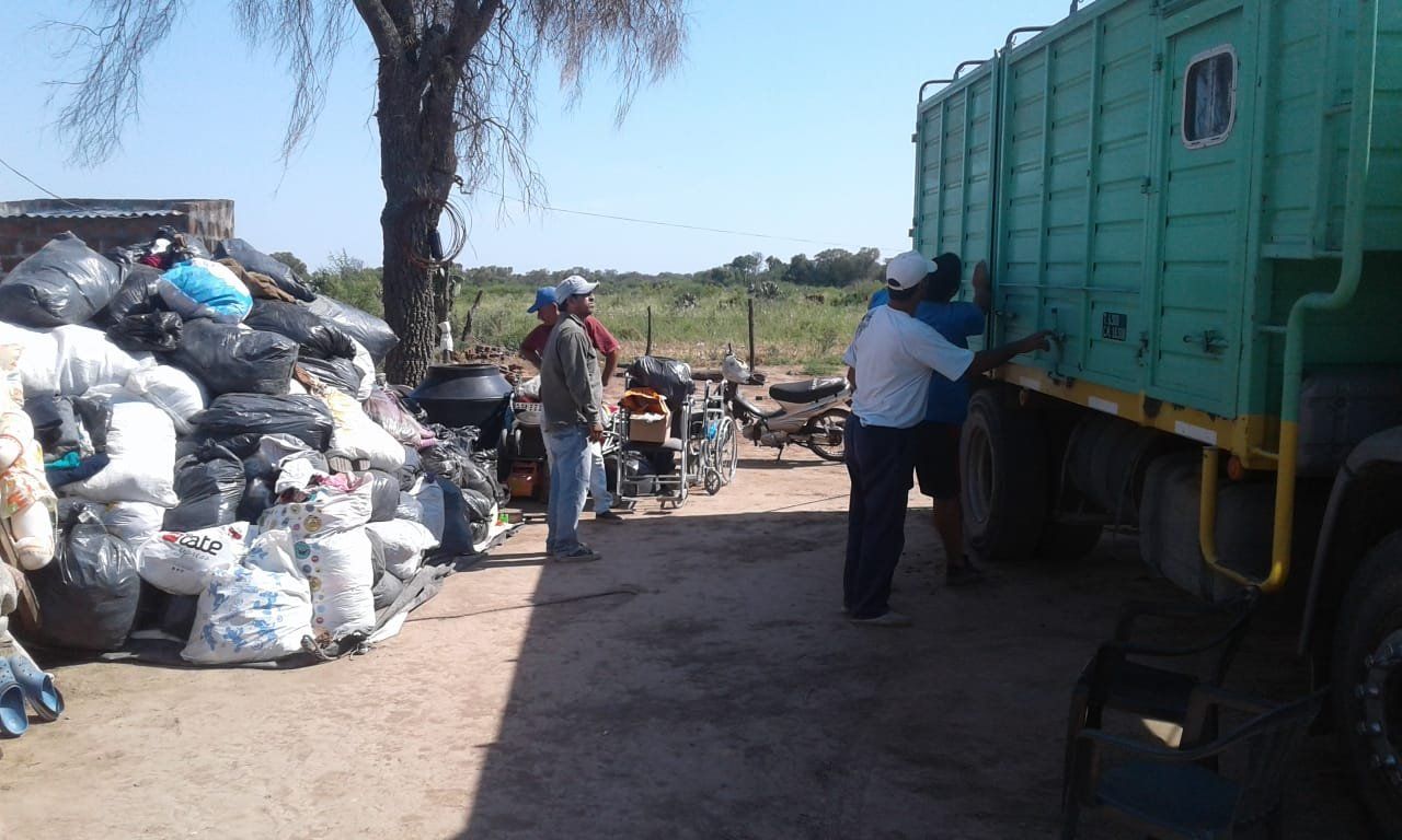 Gracias a la colaboración de un transportista, Cabrera Solidaria envió ayuda a un paraje del monte santiagueño