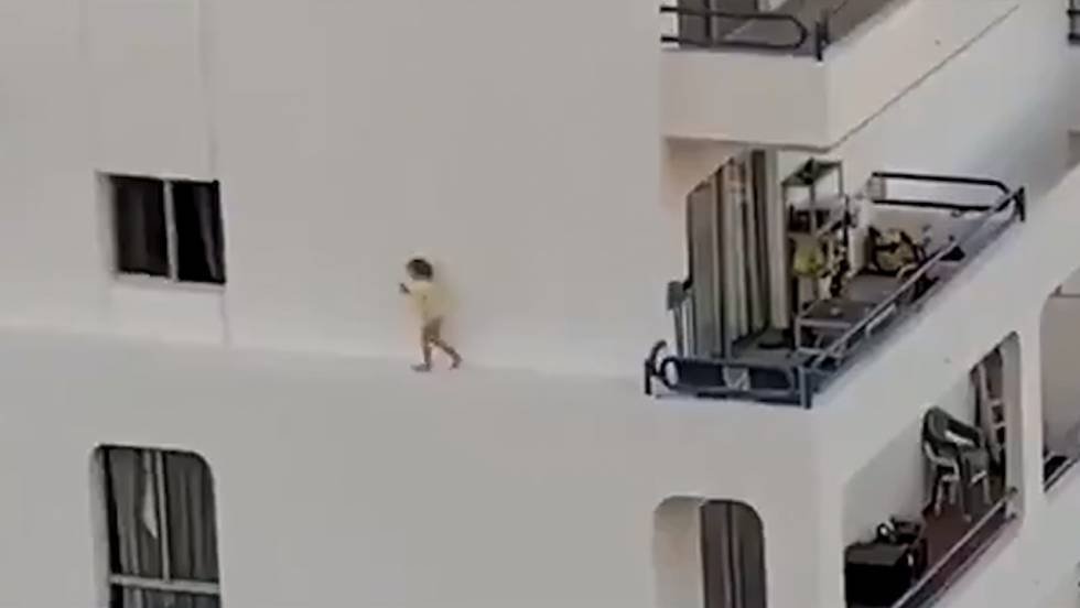 Una niña corre por la cornisa de un edificio en Tenerife