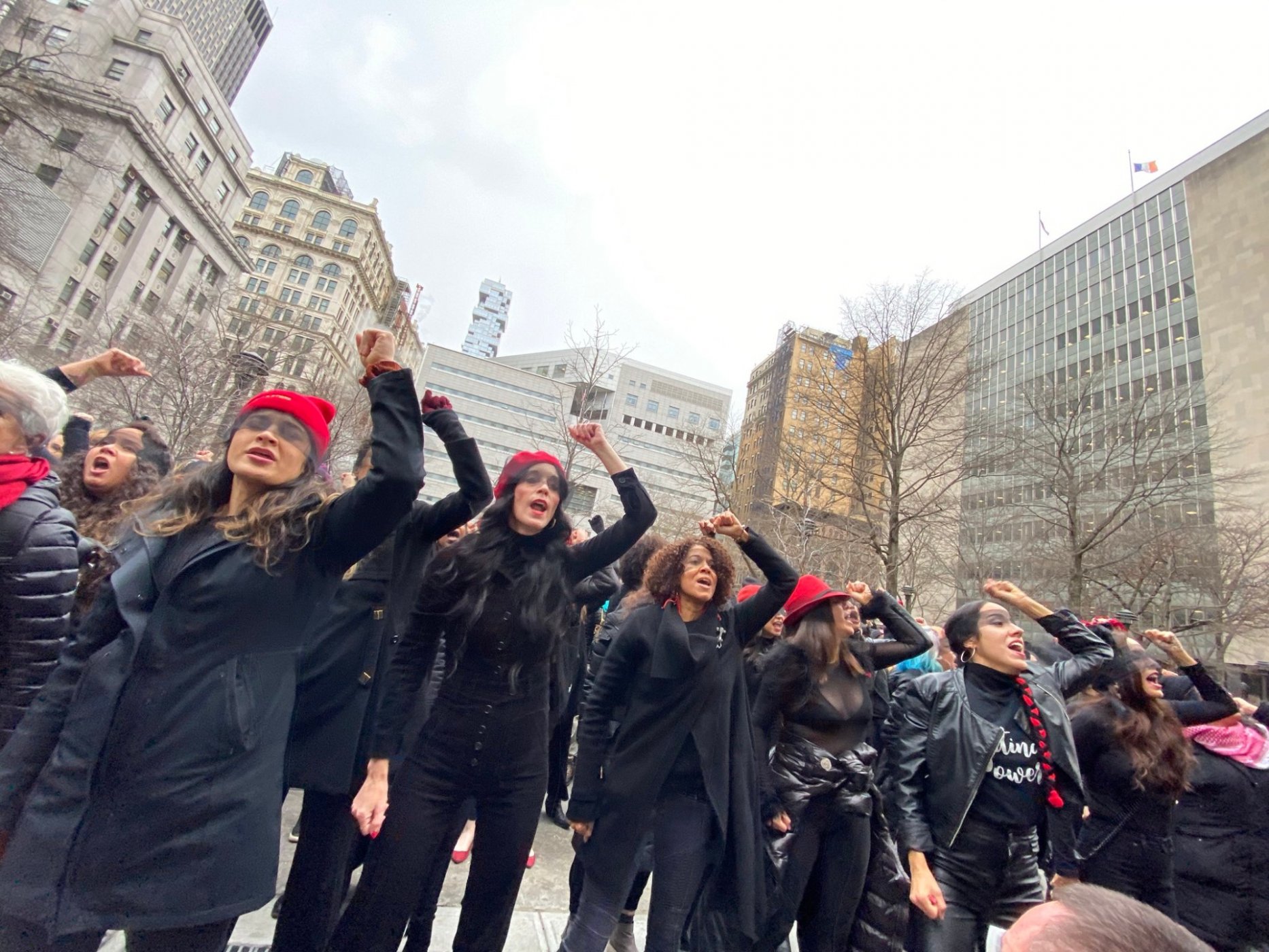 Un centenar de mujeres cantan 'Un violador en tu camino' frente al juicio contra Harvey Weinstein