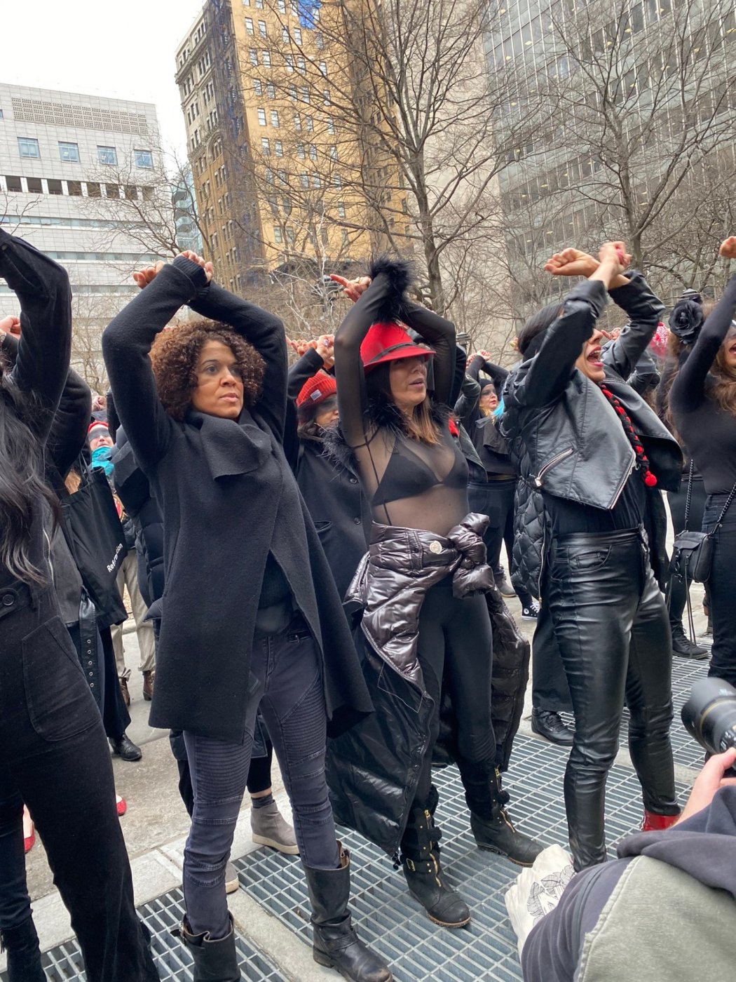 Un centenar de mujeres cantan 'Un violador en tu camino' frente al juicio contra Harvey Weinstein
