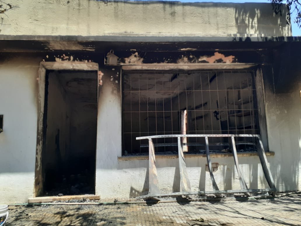 Una tienda de ropa y una forrajería ardieron a plena luz del día por un incendio 