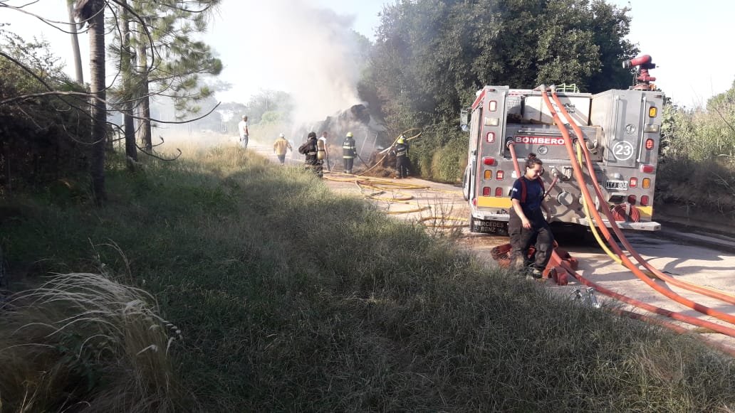 Un camión se prendió fuego en el viejo camino a Córdoba