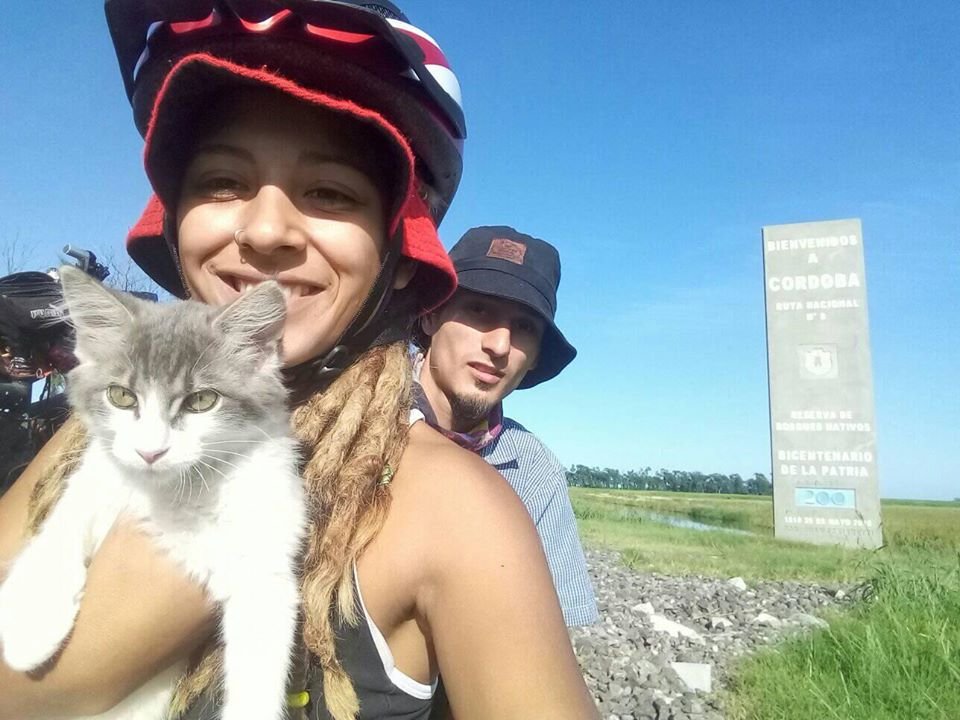 Dos ciclistas recorren el país con su gata Pacha 