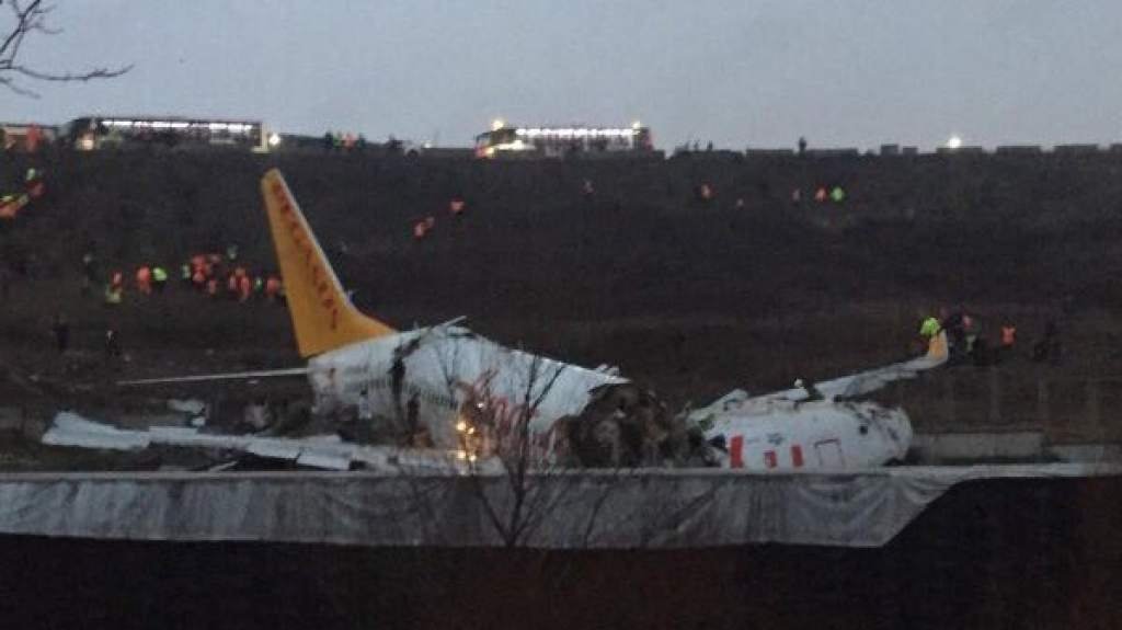 Estambul: un avión con 177 pasajeros se despistó y se partió en tres