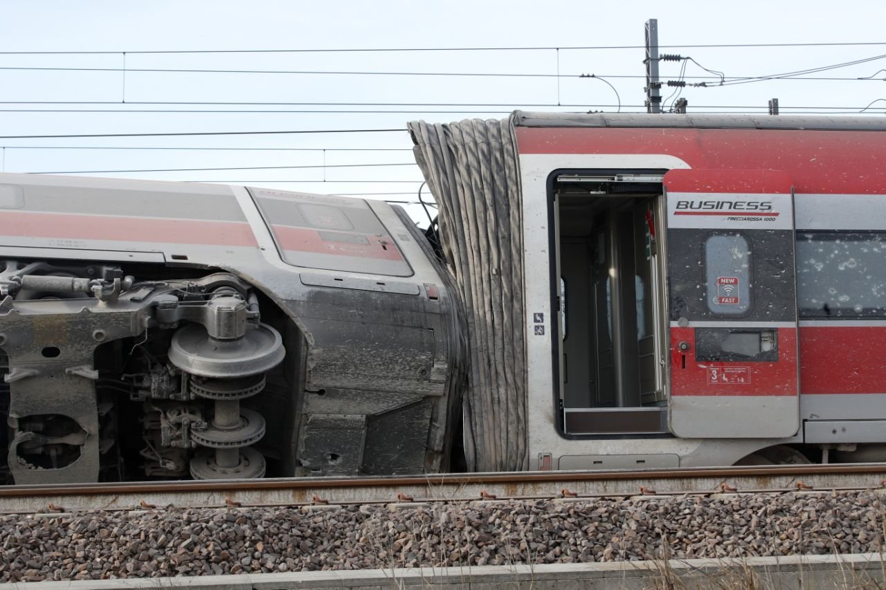 Dos muertos y una treintena de heridos al descarrilar un tren de alta velocidad en Italia