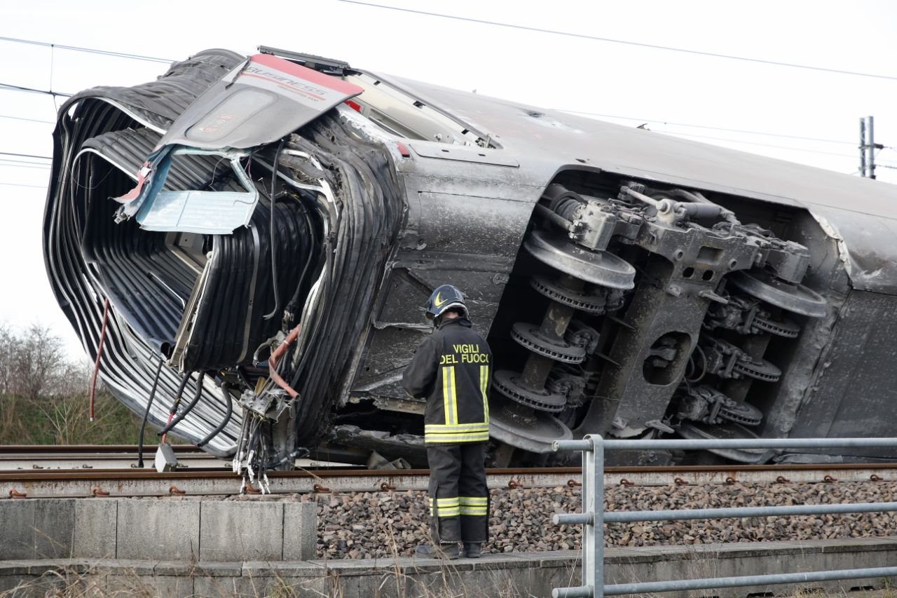 Dos muertos y una treintena de heridos al descarrilar un tren de alta velocidad en Italia