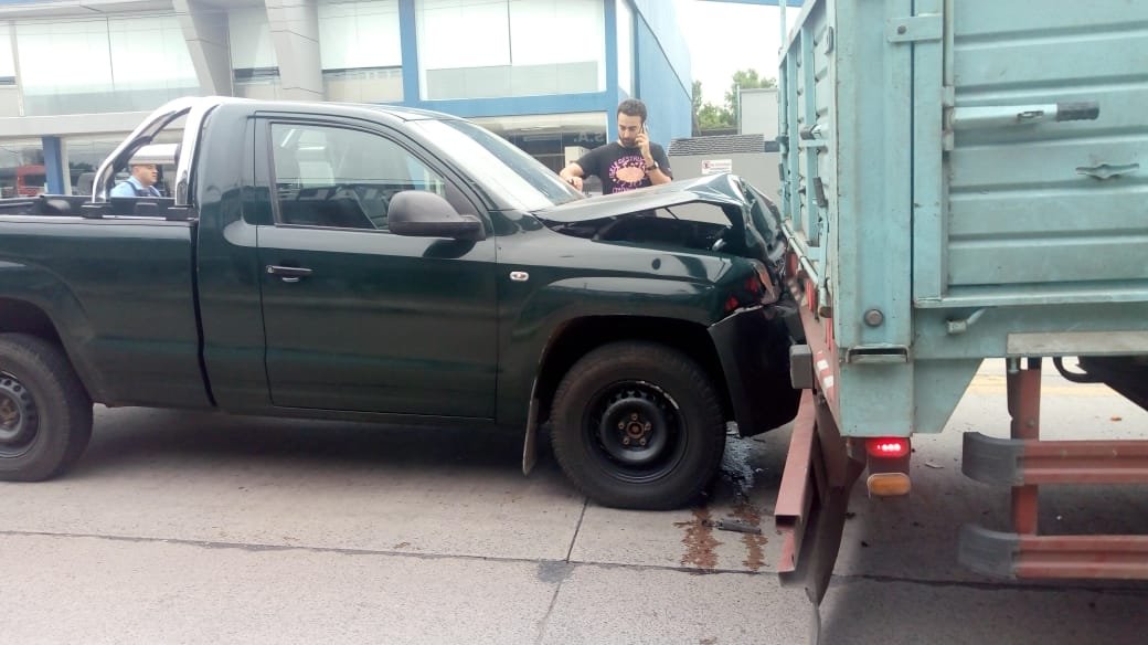 Un camión fue impactado por una camioneta en General Deheza