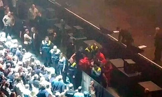 Joaquín Sabina se cayó del escenario en medio de un concierto y fue retirado en camilla
