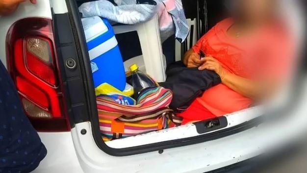Un argentino fue multado en Florianópolis por llevar a su suegra en el baúl del auto