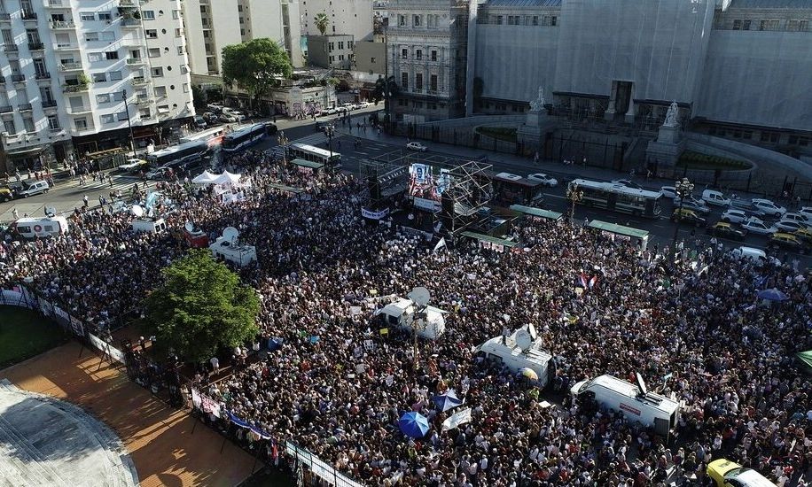 Multitudinaria movilización frente a la Plaza del Congreso para pedir justicia por Fernando y protestar contra la violencia