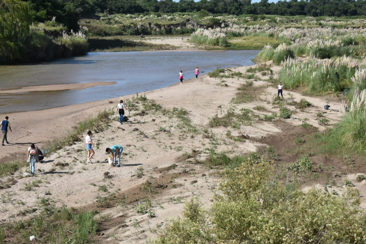 Aproximadamente 500 voluntarios participaron de una jornada de limpieza del río