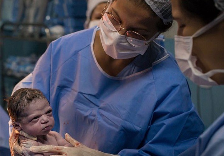 La foto que da la vuelta al mundo: la beba que nació enojada