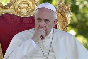 El Papa saluda y besa a los fieles en El Vaticano pese al brote el coronavirus en Italia