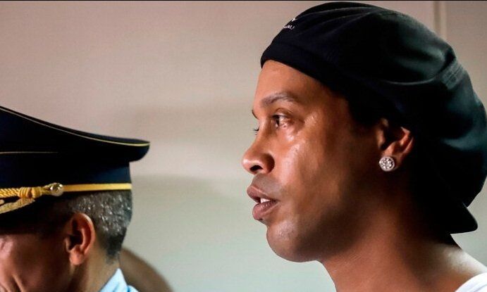 Cuánto tiempo podría permanecer detenido Ronaldinho en Paraguay por falsear un DNI