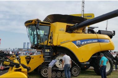 New Holland presentá el tractor y la cosechadora más grande del mercado argentino