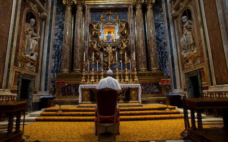 El papa Francisco salió del Vaticano para rezar ante el crucifijo de la “Gran Peste” por el fin de la pandemia de coronavirus en el mundo
