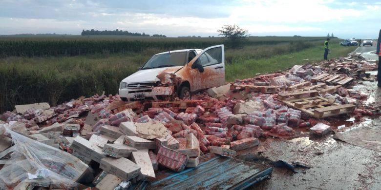 Un camión con tomates volcó en cercanía de Cuatro Vientos 