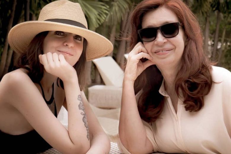 Cristina Fernández anunció que regresa al país junto a su hija Florencia desde Cuba