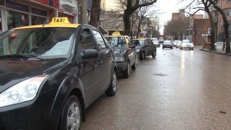 Taxis y remises prestan sus servicios sin restricciones 