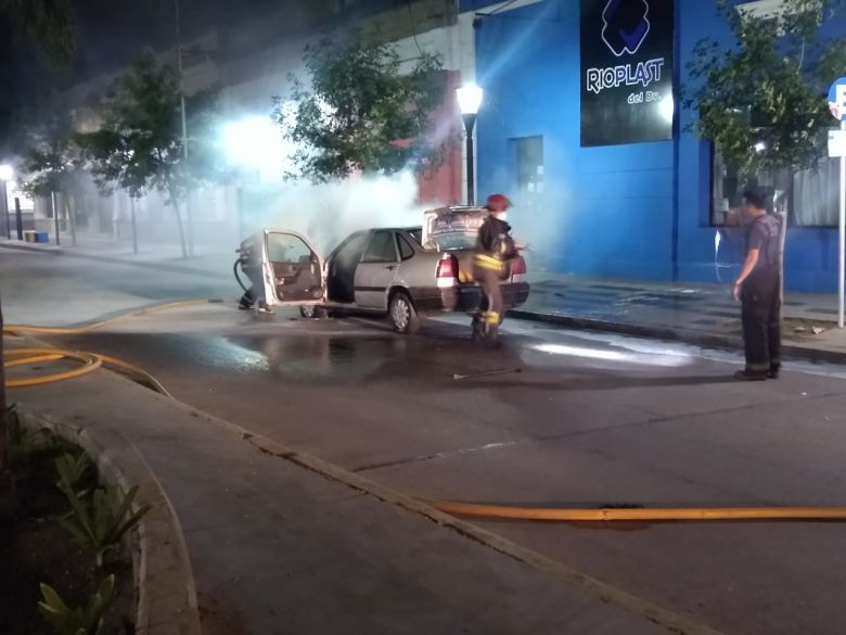 Se incendió un vehículo en Bv. Roca y Lavalle