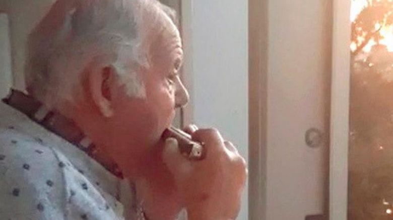 La entrañable historia del anciano con alzhéimer que cree que los aplausos de los balcones son para él