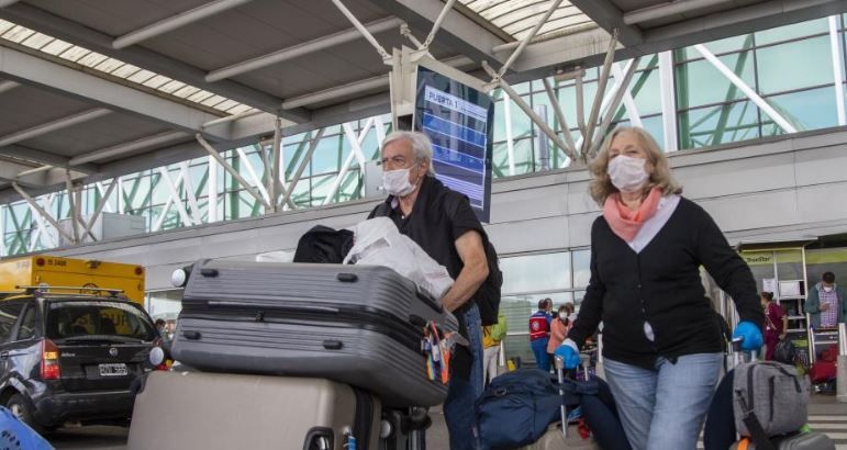 Coronavirus: un pasajero de 70 años ocultó sus síntomas, se subió a un avión y se descompensó en vuelo