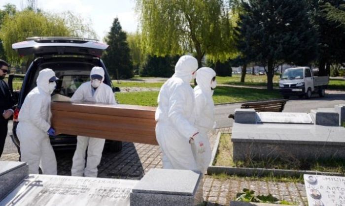 España prohibió los velatorios y los entierros con más de tres acompañantes por el coronavirus