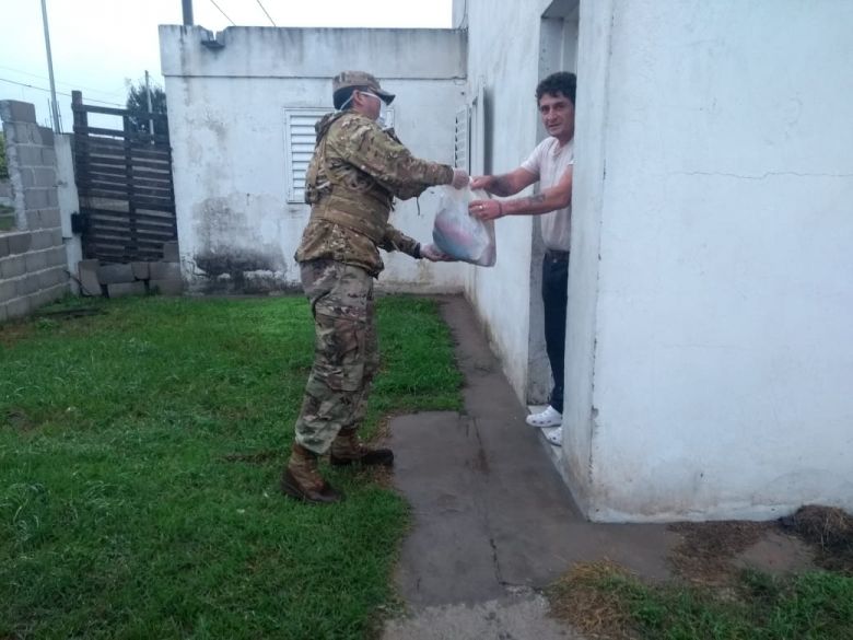 Junto al Ejército, la Municipalidad entregó bolsones con alimentos en más de 175 domicilios