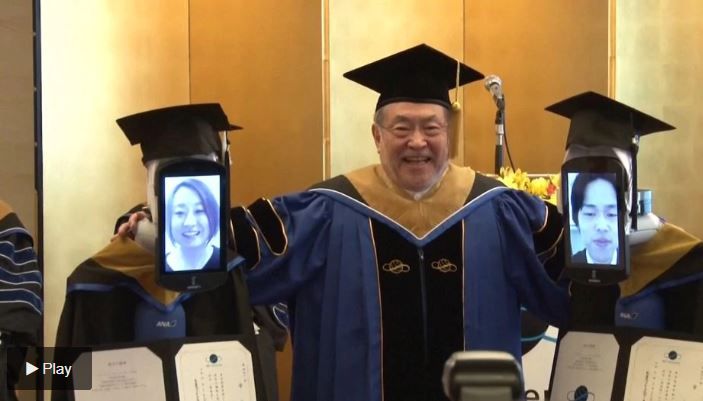 En una universidad japonesa organizaron una ceremonia de entrega de diplomas virtual con robots a control remoto