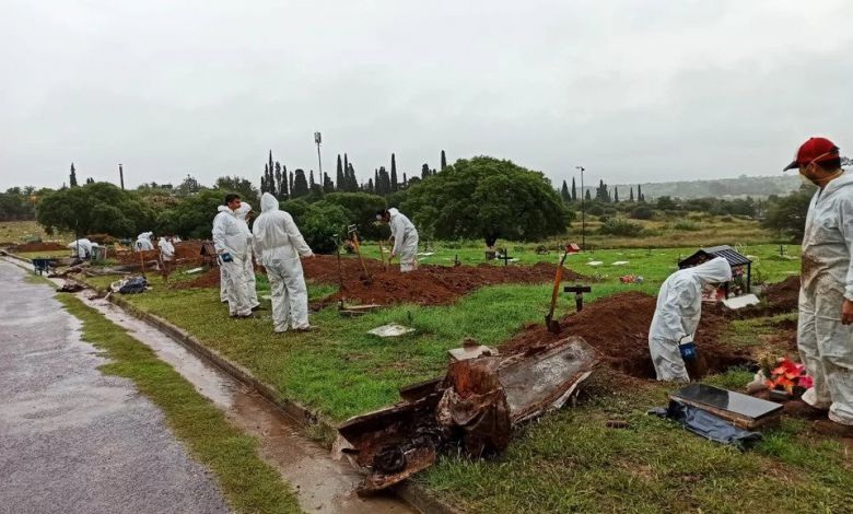 Cavan cientos de fosas en un cementerio de Córdoba para anticiparse a la pandemia