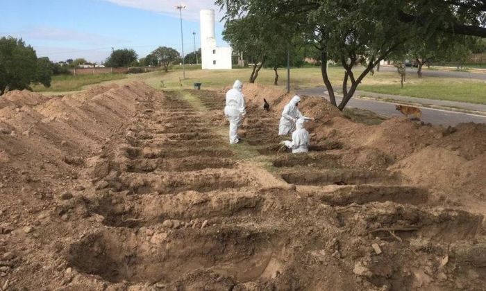 Cavan cientos de fosas en un cementerio de Córdoba para anticiparse a la pandemia