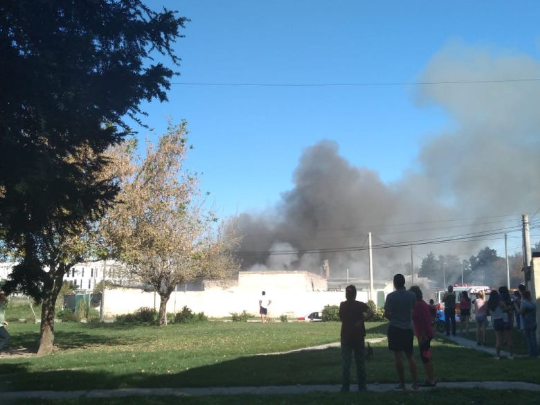 Un voraz incendio se desató en un estacionamiento en la Caseros al 1000