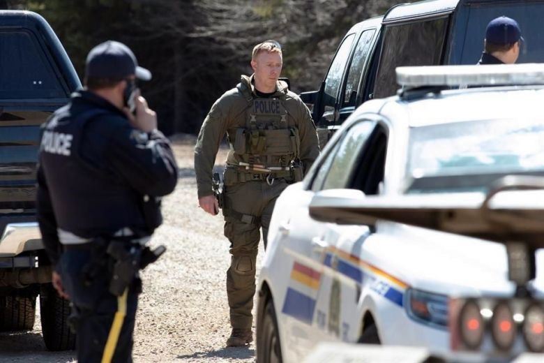 Al menos 10 muertos, incluido el atacante y un policía, en un tiroteo y huida de 12 horas en Canadá