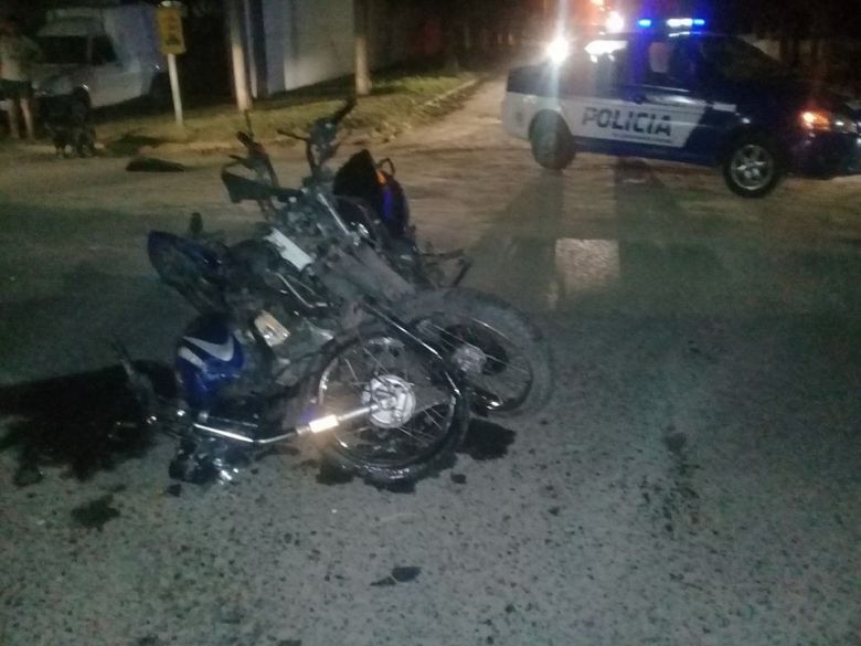Dos muertos y una adolescente grave en un choque de motos