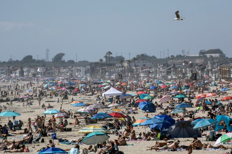 Estados Unidos: las playas de California, llenas de gente pese a las órdenes de distanciamiento