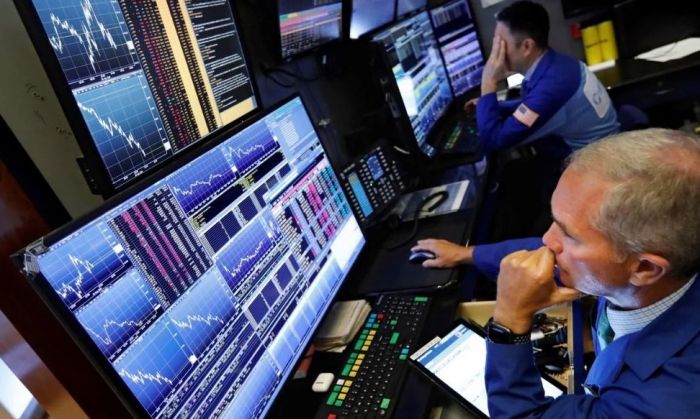 Se derrumban las acciones en Wall Street y el blue llega a $ 130