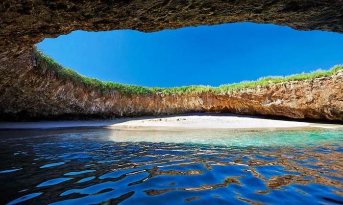 Paraíso oculto: la increíble playa escondida a la que solo se llega por un túnel