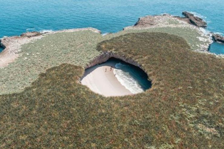 Paraíso oculto: la increíble playa escondida a la que solo se llega por un túnel