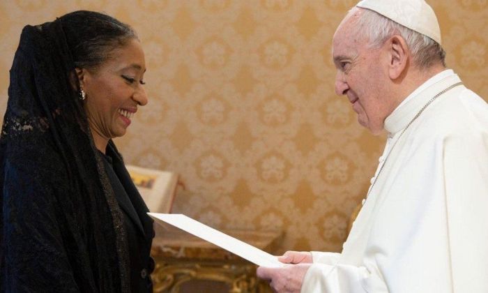 La embajadora ante el Vaticano presentó sus cartas credenciales al Papa Francisco