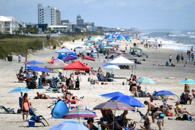Cansados del confinamiento, cientos de miles de personas llenaron las playas y parques de EE.UU