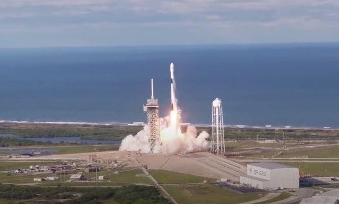 Se canceló el despegue de la primera misión de la Nasa con un cohete de Space X