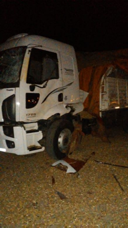 Un camión cargado con maní volcó en Vicuña Mackenna