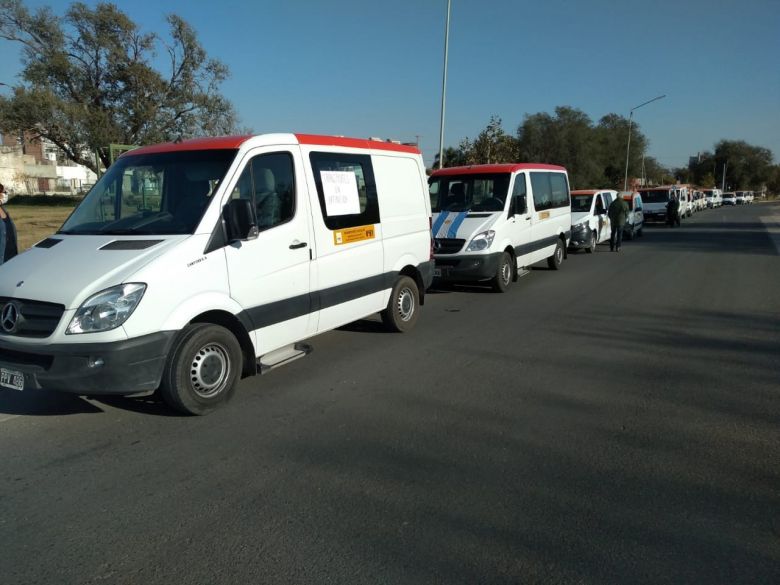 Transportistas escolares se movilizaron para pedir ayuda económica