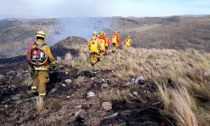 Incendio en Alpa Corral: esperan mejor clima porque los bomberos están agotados y el fuego se acerca a San Luis