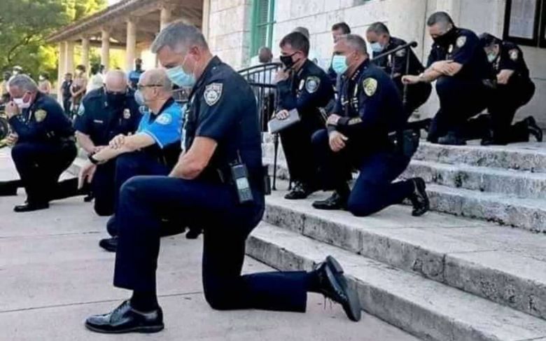 El gesto de los policías que muestran su repudio en todo EEUU por la muerte de George Floyd