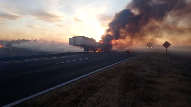 Incendio de un camión en ruta 7: mirá el video