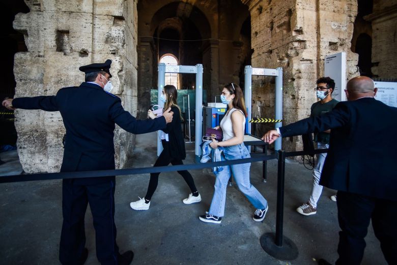 En fotos: después de casi 3 meses, los turistas volvieron al Coliseo romano